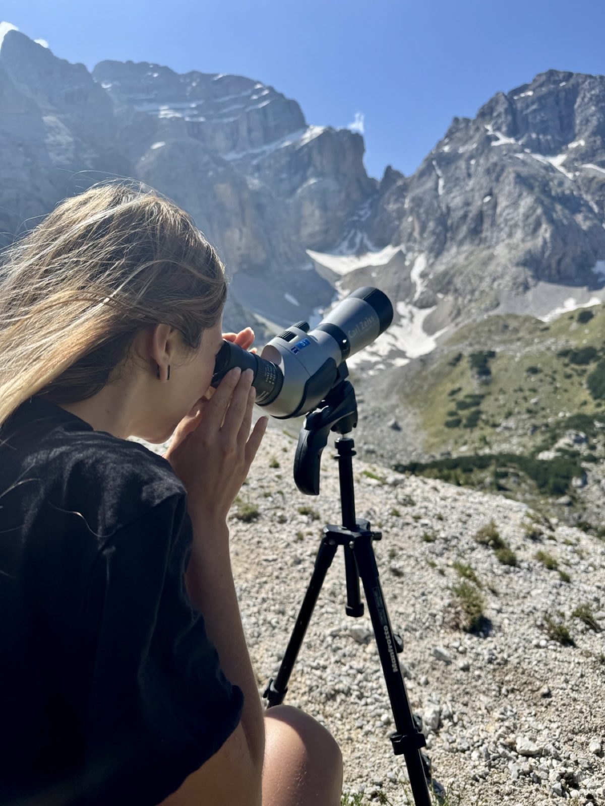 Sveva Gelfi durante un'osservazione naturalistica